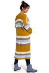 modny sweter w zolte psaki