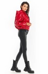 czerwona lateksowa kurtka z kapturem na wiosnę.jpg