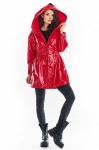 modny czerwony błyszczący płaszczyk na jesień.jpg