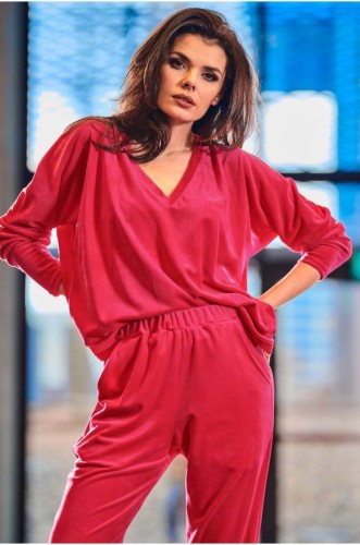 modna różowa neonowa welurowa bluzka damska z dekoltem w serek na co dzień.jpg