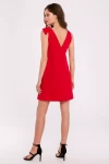czerwona sukienka z dekoltem w serek i wiązanymi ramiączkami do wysokiego obuwia na imprezę.webp
