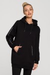 modna czarna bluza oversize z kapturem i napisami na rękawach z kieszenią na sezon jesień-zima 2022.jpg