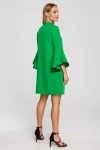 elegancka mini sukienka w trapezowym fasonie przed kolano zielona ze stójką na przyjęcie.webp