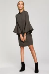 wyjściowa sukienka oversize z eleganckiej tkaniny w odcieniu khaki do butów na słupku na andrzejki.webp