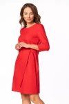 sukienka malinowa w minimalistycznym stylu z gładkiej tkaniny z dołem na zakładkę.webp