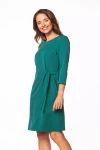 szmaragdowa prosta sukienka wiązana szarfą z boku w talii z zabudowanym dekoltem na rodzinne przyjęcie.webp