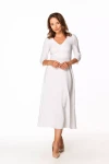 modna sukienka w białym kolorze swobodna z rozkloszowanym dołem do połowy łydki.webp
