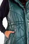 zielona-kamizelka-jesienna-ze-sciagaczem-w-pasie-i-pikowaniem-casualowa.webp