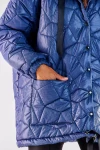 casualowa pikowana kurtka damska w niebieskim kolorze z kapturem przeciwdeszczowa.webp