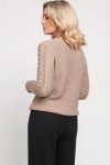 ciepły damski sweter brązowy w odcieniu mocca do bioder z dekoltem V do casualowych stylizacji.jpg