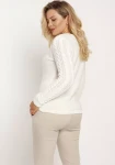 elegancki damski sweter w odcieniu ecru z dekoltem w szpic na rodzinne przyjęcie.webp