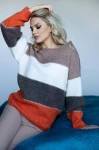 modny damski sweter na jesień i zimę ze wzorem w kolorowe paski z zabudowanym dekoltem.webp