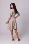 elegancka sukienka kopertowa z delikatnym kołnierzykiem.webp