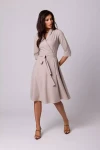 sukienka kopertowa z eleganckim kołnierzykiem w odcieniu beżowym.webp