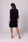 elegancka sukienka trapezowa z delikatnym kołnierzykiem w kolorze czarnym.webp