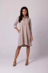 modna sukienka z kołnierzykiem w stylu vintage.webp
