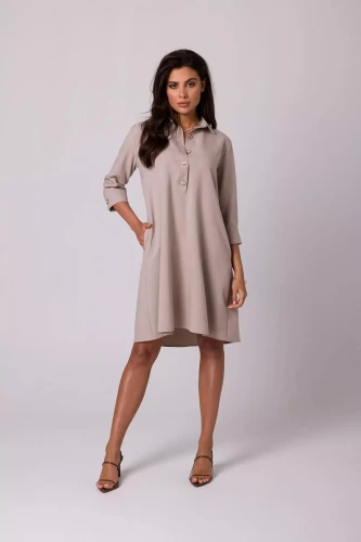 modna sukienka z kołnierzykiem w stylu vintage.webp