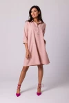 sukienka w kolorze pudrowego różu z kołnierzykiem w stylu retro.webp