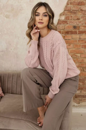 klasyczny sweter z warkoczowym splotem.webp