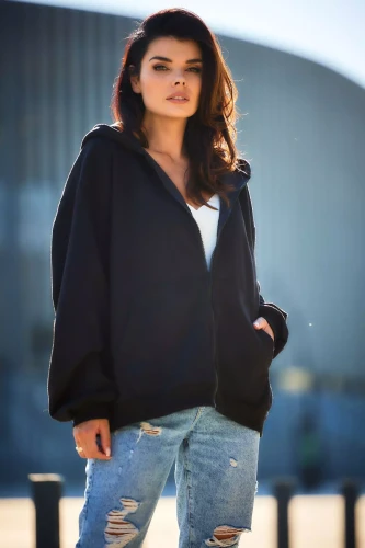 luźna bluza zapinana na zamek z kapturem i kieszeniami.webp