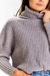 damski sweter w szarym kolorze z wygodnym golfem.webp