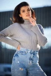 wiskozowy sweter damski w kolorze szarym.webp