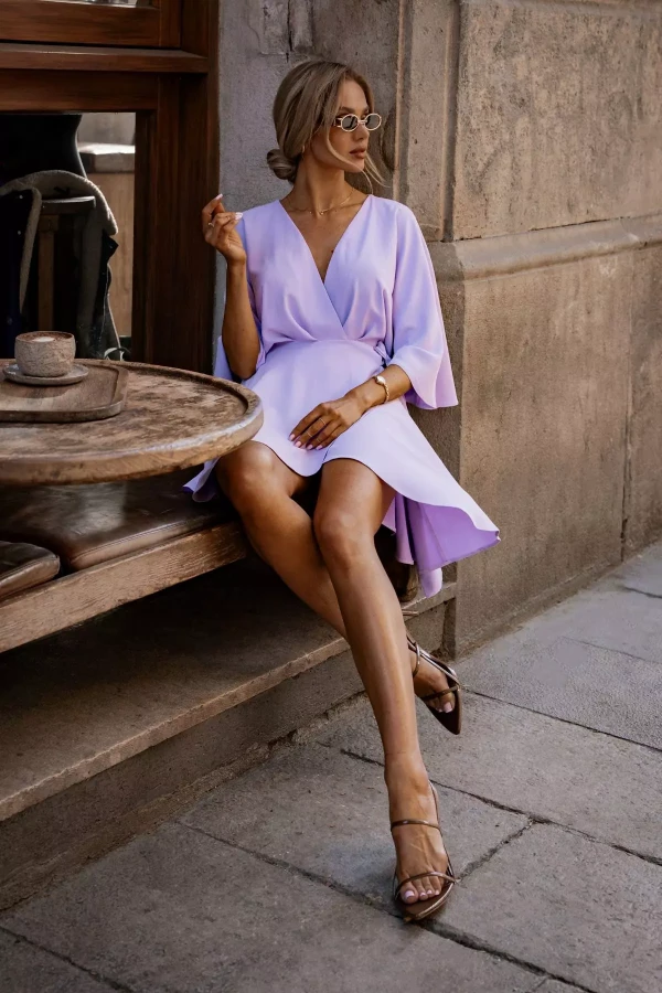 Koktajlowa sukienka mini z nietoperzowymi rękawami i rozkloszowanym fasonem