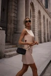 krótka sukienka na lato z wycięciami.webp