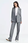 szary garnitur damski o dwurzędowym fasonie.webp