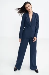 granatowy garnitur damski.webp