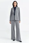 szary garnitur damski prosty.webp