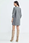 elegancka sukienka jesienna w kolorze szarym.webp