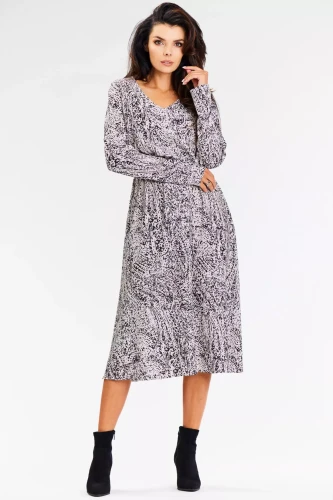 modna sukienka z luźnym fasonem.webp