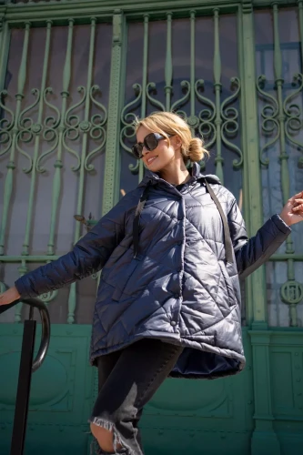 krótka pikowana kurtka z napami.webp