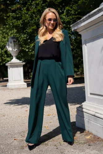 nowoczesny garnitur damski w kolorze butelkowej zieleni.webp