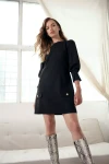 czarna sukienka trapezowa z patkami i guzikami.webp