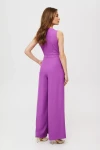 elegancki kombinezon w kolorze lawendowym.webp