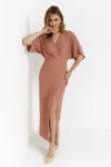elegancki kombinezon w odcieniu brudnego różu.webp