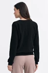 czarna bluza damska o modnym fasonie.webp