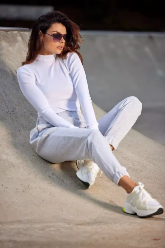 szare spodnie dresowe damskie.webp