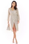 cekinowa sukienka w kolorze beżowym.webp