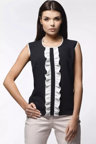 Czarna bluzka z dekoracyjną falbanką.webp