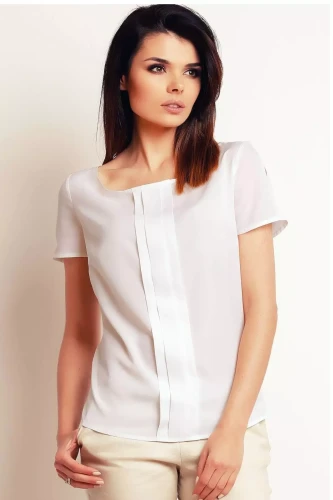 Bluzka ecru z delikatnym zdobieniem.webp