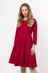 Bordowa sukienka z długim rękawem i rozkloszowanym dołem.webp