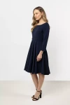 Klasyczna sukienka w głębokim odcieniu granatu z rozkloszowanym dołem.webp