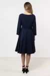 Wizytowa sukienka z długimi rękawami i szeroką spódnicą.webp