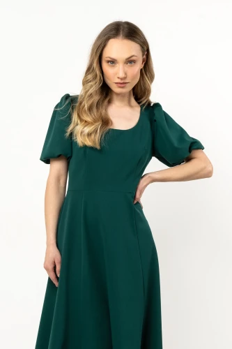 Ponadczasowa sukienka w kolorze butelkowej zieleni, idealna na wyjątkowe okazje.webp