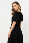 Stylowa i ponadczasowa czarna sukienka z dopasowaną górą i szerokim dołem.webp