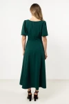 Sukienka o minimalistycznym fasonie z subtelnymi detalami w kolorze butelkowej zieleni.webp