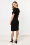 Kobieca sukienka w klasycznej czerni z ozdobnym paskiem.webp
